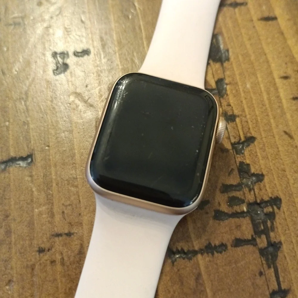 Apple Watch SE 40mm Gold Aluminum GPS Smartwatch UNLOCKED FC